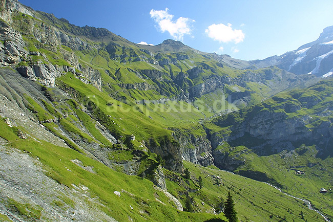 Oeschinental. Udsigt op igennem Oeschinental i de Schweiziske Alper; ; Kandersteg; Schweiz; Europa; ; 