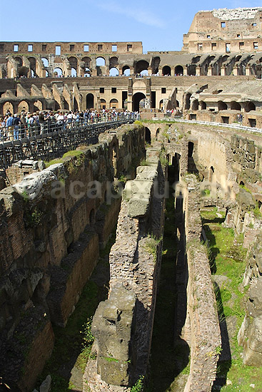 Colosseum. Turister i arenaen i Colosseum i Rom; ; Rom; Italien; Europa; ; romerriget, gladiatorkampe, turistseværdigheder, teatre, Colosseo, Coloseum