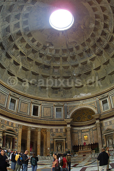 Pantheon. Indvendigt i det n�sten 2000 �r gamle Pantheon beliggende p� Piazza della Rotonda i Rom; ; Rom; Italien; Europa; ; romerriget, turistsev�rdigheder
