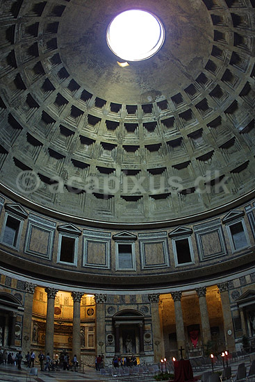 Pantheon. Indvendigt i det n�sten 2000 �r gamle Pantheon beliggende p� Piazza della Rotonda i Rom; ; Rom; Italien; Europa; ; romerriget, turistsev�rdigheder