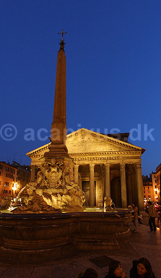 Piazza della Rotonda. Piazza della Rotonda med det n�sten 2000 �r gamle Pantheon i baggrunden i Rom; ; Rom; Italien; Europa; ; romerriget, turistsev�rdigheder