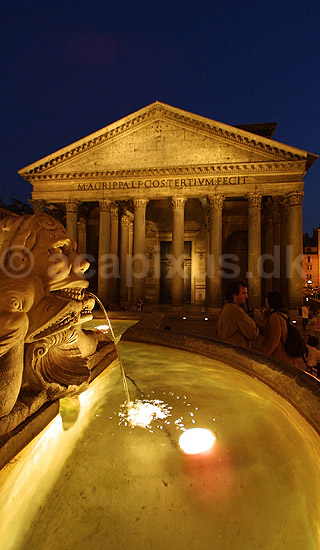 Piazza della Rotonda. Piazza della Rotonda med det n�sten 2000 �r gamle Pantheon i baggrunden i Rom; ; Rom; Italien; Europa; ; romerriget, turistsev�rdigheder