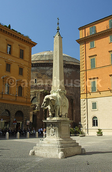 Piazza del Minerva. Obelisk b�ret af elefant p� Piazza del Minerva i Roms gamle bydel; ; Rom; Italien; Europa; ; turistsev�rdigheder