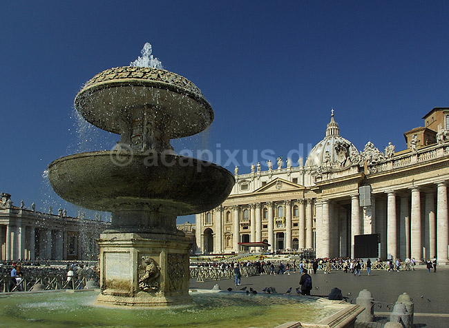Peterskirken. Basillica di San Pietro eller Peterskirken og Maderno font�nen p� Peterspladsen i Rom; ; Rom; Italien; Europa; ; turistsev�rdigheder, kirker, paven, paved�mmet, Vatikanet, Vatikan Staten