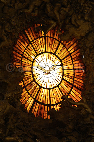 Peterskirken. Glasmosaik symboliserende hellig�nden i Basillica di San Pietro eller Peterskirken i Rom; ; Rom; Italien; Europa; ; turistsev�rdigheder, kirker, paven, paved�mmet, Vatikanet, Vatikan Staten, sightseeing