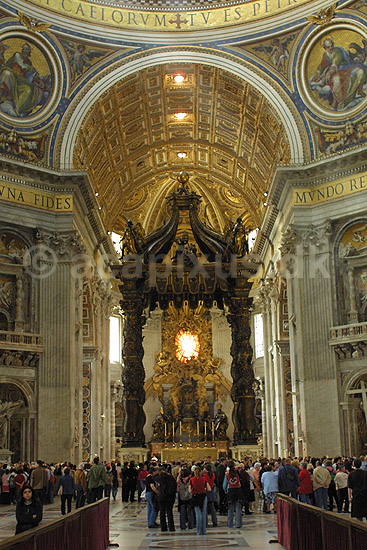 Peterskirken. Pavealteret under Berninis bronzebaldakin i Basillica di San Pietro eller Peterskirken i Rom; ; Rom; Italien; Europa; ; turistsev�rdigheder, kirker, paven, paved�mmet, Vatikanet, Vatikan Staten, sightseeing