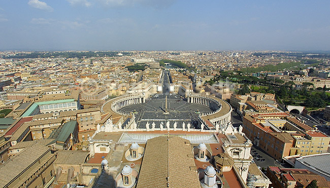 Peterskirken. Udsigt over Peterspladsen og Rom fra toppen af Basillica di San Pietro eller Peterskirken i Rom; ; Rom; Italien; Europa; ; turistsev�rdigheder, kirker, paven, paved�mmet, Vatikanet, Vatikan Staten, sightseeing