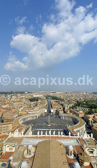 Peterskirken. Udsigt over Peterspladsen og Rom fra toppen af Basillica di San Pietro eller Peterskirken i Rom; ; Rom; Italien; Europa; ; turistsev�rdigheder, kirker, paven, paved�mmet, Vatikanet, Vatikan Staten, sightseeing