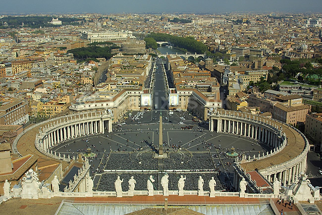 Peterskirken. Udsigt over Peterspladsen og Rom fra toppen af Basillica di San Pietro eller Peterskirken i Rom; ; Rom; Italien; Europa; ; turistsev�rdigheder, kirker, paven, paved�mmet, Vatikanet, Vatikan Staten, sightseeing