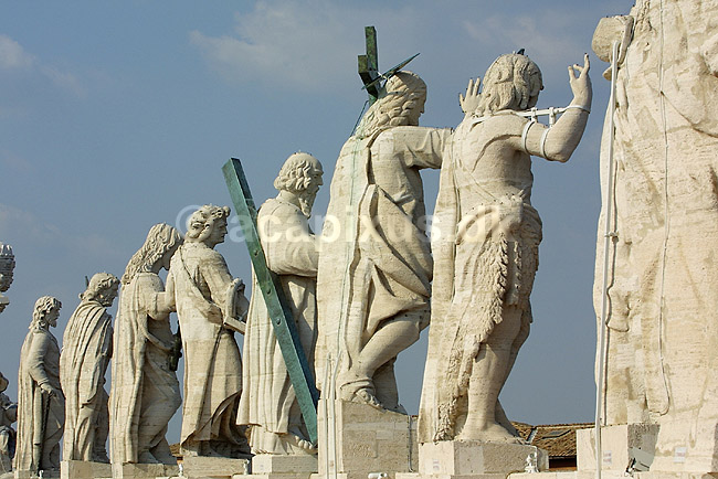 Peterskirken. Statuer af Jesus of apostlene p� Basillica di San Pietro eller Peterskirken i Rom; ; Rom; Italien; Europa; ; turistsev�rdigheder, kirker, paven, paved�mmet, Vatikanet, Vatikan Staten, sightseeing
