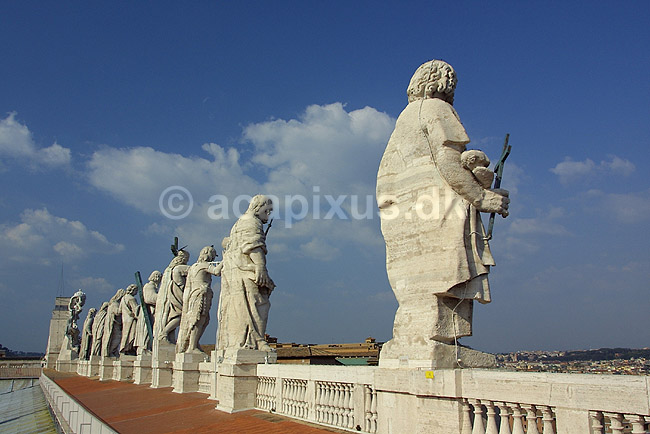Peterskirken. Statuer af Jesus of apostlene p� Basillica di San Pietro eller Peterskirken i Rom; ; Rom; Italien; Europa; ; turistsev�rdigheder, kirker, paven, paved�mmet, Vatikanet, Vatikan Staten, sightseeing