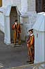 Schweizergardere. Schweizergardere bevogter indgang gennem Arco delle Campane ved Peterskirken i Vatikanet  Rom Italien Europa  turistsevrdigheder, paven, pavedmmet, Vatikanet, Vatikan Staten