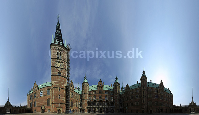 Frederiksborg. 360 graders panorama fra den indre g�rdsplads p� Frederiksborg Slot. 153 MB original tilg�ngelig.; ; Hiller�d; Danmark; ; sev�rdigheder; slotte, arkitektur, borge, panoramaer