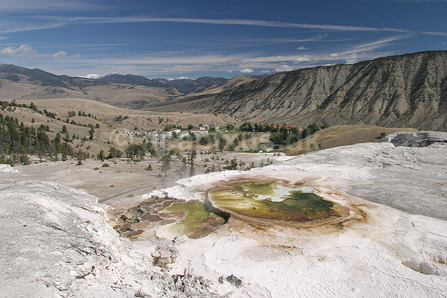 Mammoth Hot Springs. Mammoth Hot Springs Lower Terraces med byen i baggrunden; ; Yellowstone National Park / Wyoming; USA; Nord Amerika; ; Geothermisk, geotermisk varme